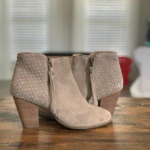 Sz 9 Sole Society taupe suede booties